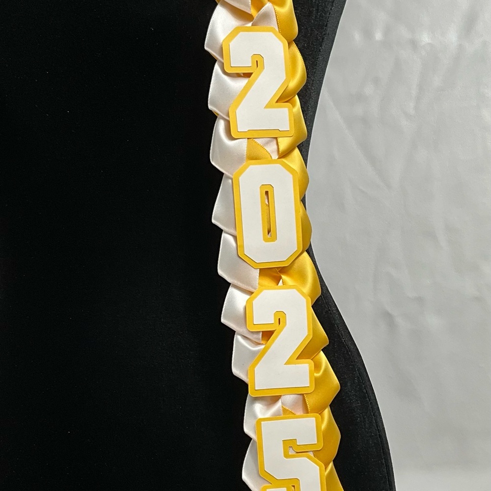2025 Graduation Lei Winnie The Pooh White And Golden Yellow 7/8 Satin Ribbon - Picture 7 of 8
